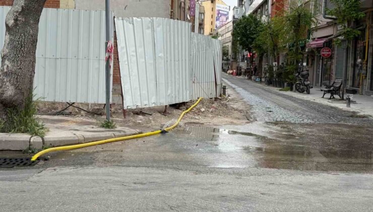 İnşaat alanında patlayan hortum sokağı göle çevirdi