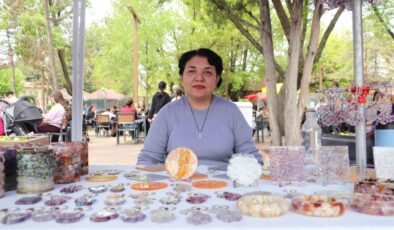 Kadın girişimci, doğal taş bileklik yapımını epoksi sanatıyla birleştirerek sanata dönüştürdü