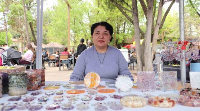 Kadın girişimci, doğal taş bileklik yapımını epoksi sanatıyla birleştirerek sanata dönüştürdü