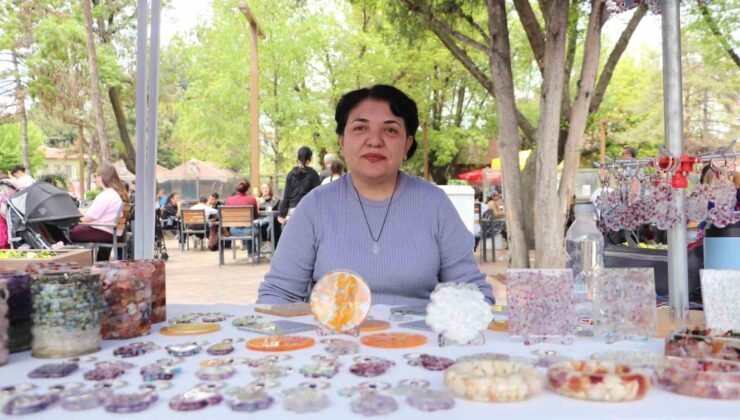 Kadın girişimci, doğal taş bileklik yapımını epoksi sanatıyla birleştirerek sanata dönüştürdü