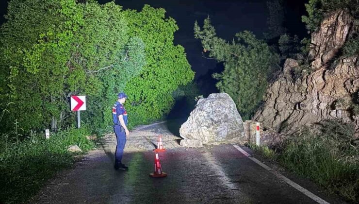 Kaya düşmesi sonrası yol ulaşıma açıldı