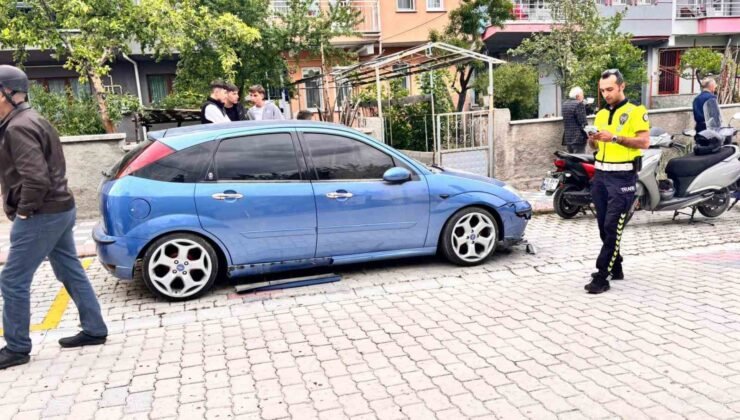 Kediden kaçarken park halindeki otomobile çarptılar