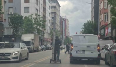 Kendinden uzun merdiveni elektrikli scooter ile taşıdı