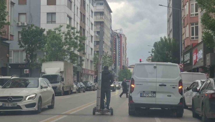 Kendinden uzun merdiveni elektrikli scooter ile taşıdı