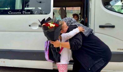 Kendisine emanet edilen minikleri ’Anne’ şefkatiyle taşıyor