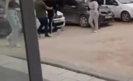 Kızların kavgasını ayıran vatandaşlara bıçakla saldırdı