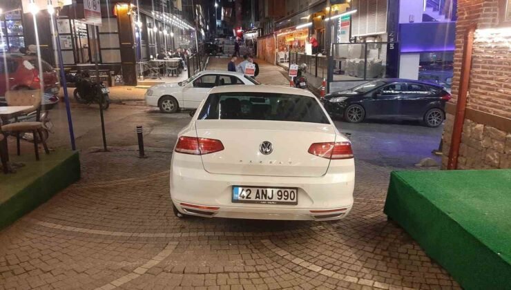 Komisyon kararına rağmen trafiğine kapalı sokakta park halindeki araç bitmiyor