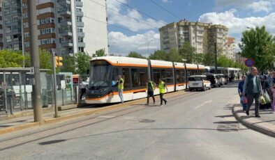 Kopan yüksek gerilim teli insanların içine düştü, tramvay seferleri aksadı