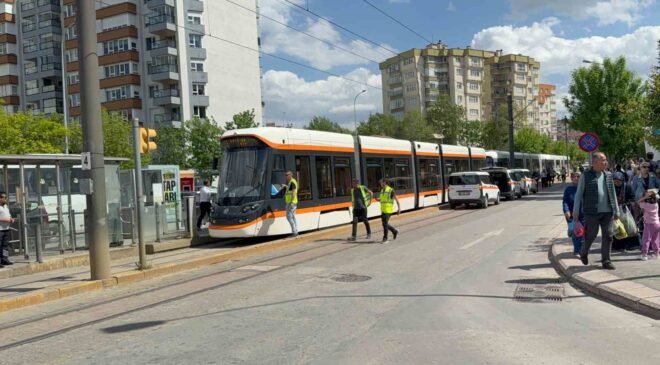 Kopan yüksek gerilim teli insanların içine düştü, tramvay seferleri aksadı