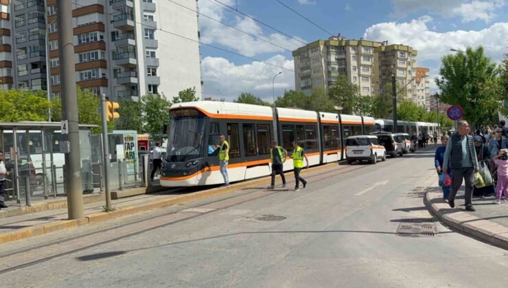 Kopan yüksek gerilim teli insanların içine düştü, tramvay seferleri aksadı