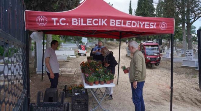 Kurban Bayramı’nın birinci gününde mezarlıklarda çiçek dağıtıldı