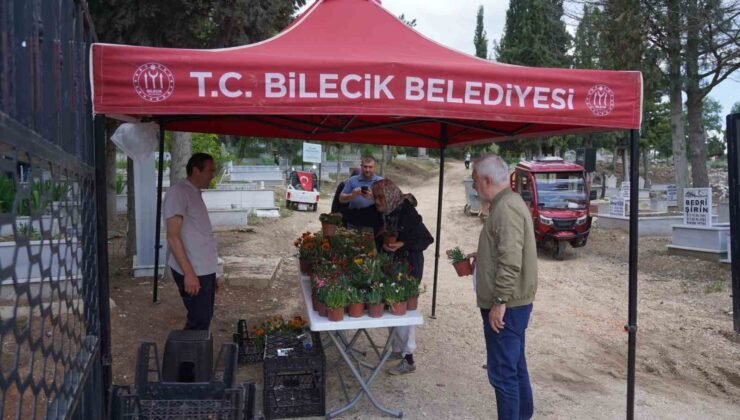 Kurban Bayramı’nın birinci gününde mezarlıklarda çiçek dağıtıldı