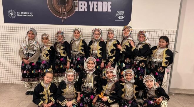Kütahya Belediyespor Halk Oyunları ekiplerinden İzmir’de çifte başarı