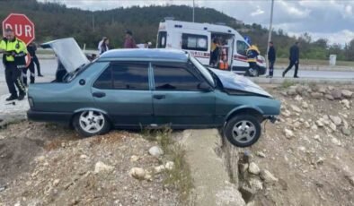 Kütahya Emet’te kavşakta iki araç çarpıştı: 3 yaralı
