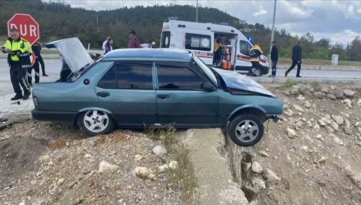 Kütahya Emet’te kavşakta iki araç çarpıştı: 3 yaralı