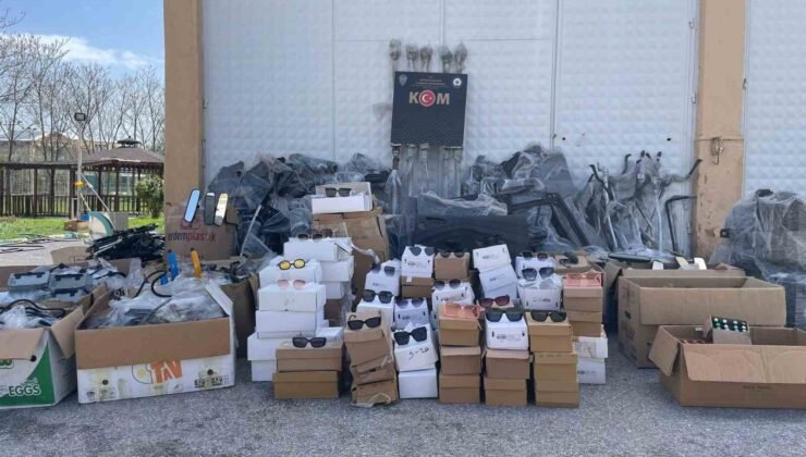 Kütahya’da kaçakçılık operasyonu, binlerce kaçak ürün ele geçirildi