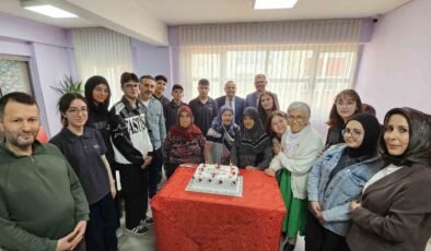 Kütahya’da lise öğrencilerinden anlamlı huzurevi ziyareti