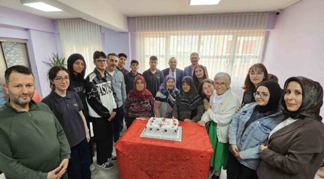 Kütahya’da lise öğrencilerinden anlamlı huzurevi ziyareti