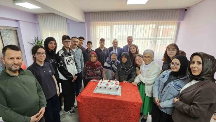 Kütahya’da lise öğrencilerinden anlamlı huzurevi ziyareti