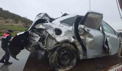Kütahya’da otomobil uçuruma yuvarlandı: 1 ölü, 1 ağır yaralı
