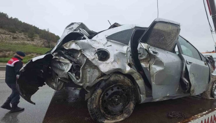 Kütahya’da otomobil uçuruma yuvarlandı: 1 ölü, 1 ağır yaralı