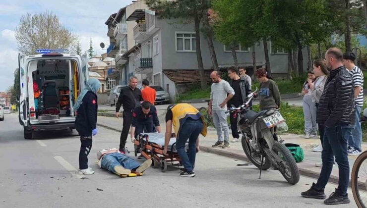Kütahya’da yayaya yol vermek için duran otomobile motosiklet çarptı: 1 yaralı