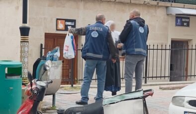 Kütahya’da zabıta ile dilenci arasında gerginlik: Dilenci kadın zabıtayı çileden çıkardı