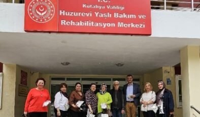 Kütahyalı kadınlar huzurevindeki yaşlılar için lif ördü