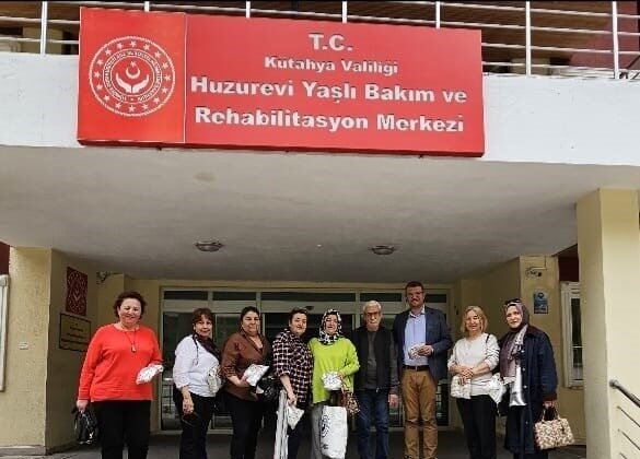 Kütahyalı kadınlar huzurevindeki yaşlılar için lif ördü
