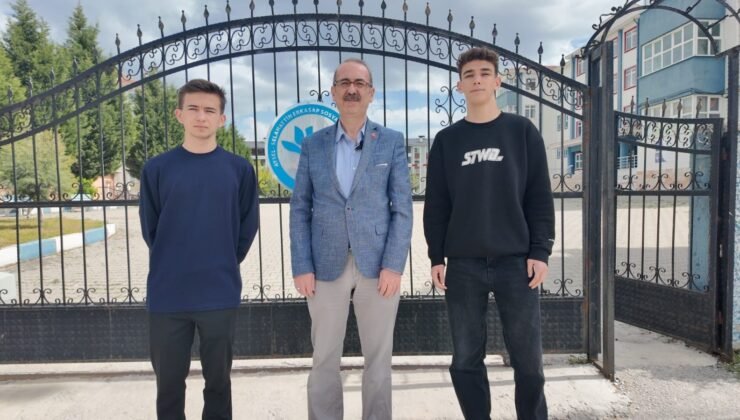 Kütahyalı öğrencilerden örnek davranış: Buldukları parayı polise teslim ettiler