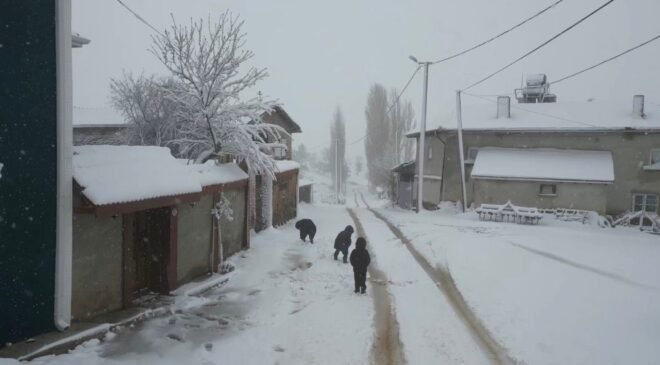 Mayıs ayında çocukların kartopu keyfi