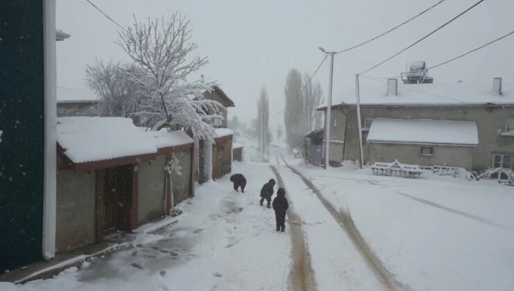 Mayıs ayında çocukların kartopu keyfi