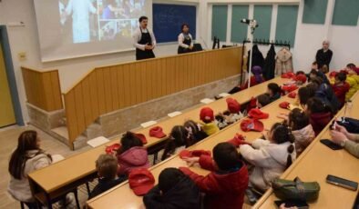Minik eller mutfakta ilk deneyimini yaşadı