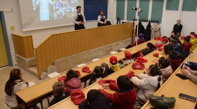 Minik eller mutfakta ilk deneyimini yaşadı