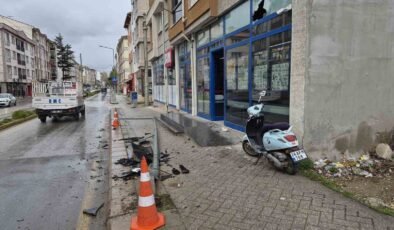Otomobilin çarptığı aydınlatma direği marketin camını kırdı: 1 yaralı