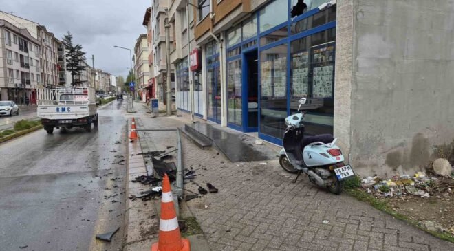 Otomobilin çarptığı aydınlatma direği marketin camını kırdı: 1 yaralı