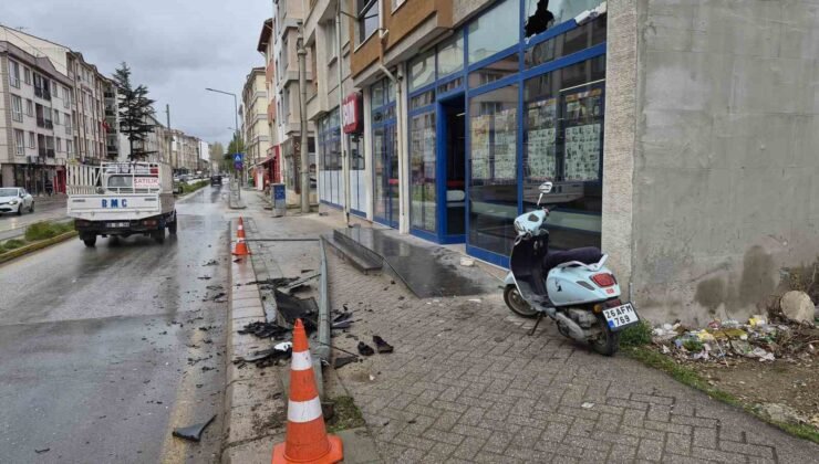 Otomobilin çarptığı aydınlatma direği marketin camını kırdı: 1 yaralı