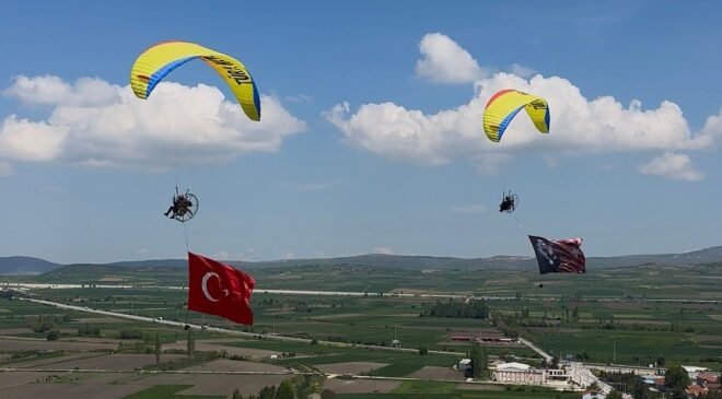 Pilotlar gökyüzünde Türk bayrağı açarak 19 Mayıs Atatürk’ü Anma Gençlik ve Spor Bayramı’nı kutladı