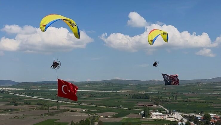 Pilotlar gökyüzünde Türk bayrağı açarak 19 Mayıs Atatürk’ü Anma Gençlik ve Spor Bayramı’nı kutladı
