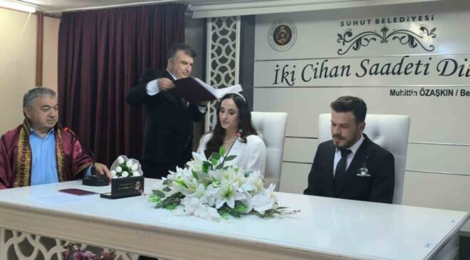 Polis çift, nikaha süsledikleri ekip otosuyla geldi