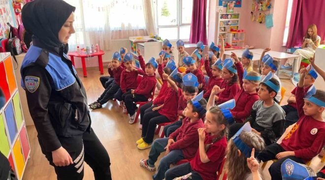 Polislerden miniklere eğitim