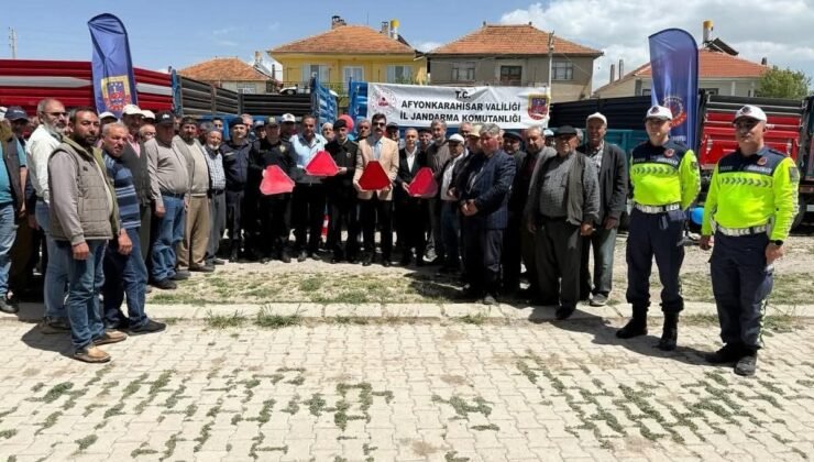 Sandıklı’da traktör sürücüleri reflektörün önemi konusunda bilgilendirildi