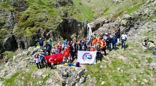 Şelaleyi görmek için yaklaşık 3 kilometrelik tepeye tırmandılar