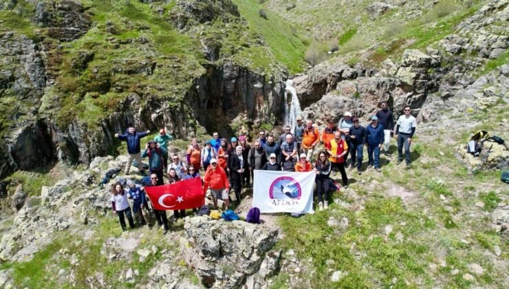 Şelaleyi görmek için yaklaşık 3 kilometrelik tepeye tırmandılar