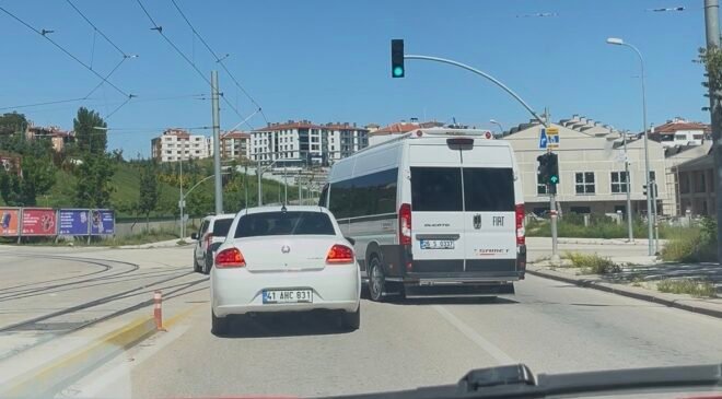 Servis aracını otomobilin üzerine böyle sürdü