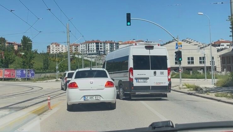 Servis aracını otomobilin üzerine böyle sürdü