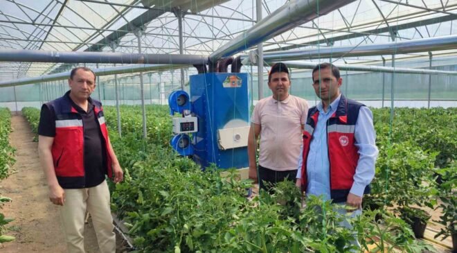 Simav’da topraksız seraya geçiş yapan üreticilere teknik bilgi verildi