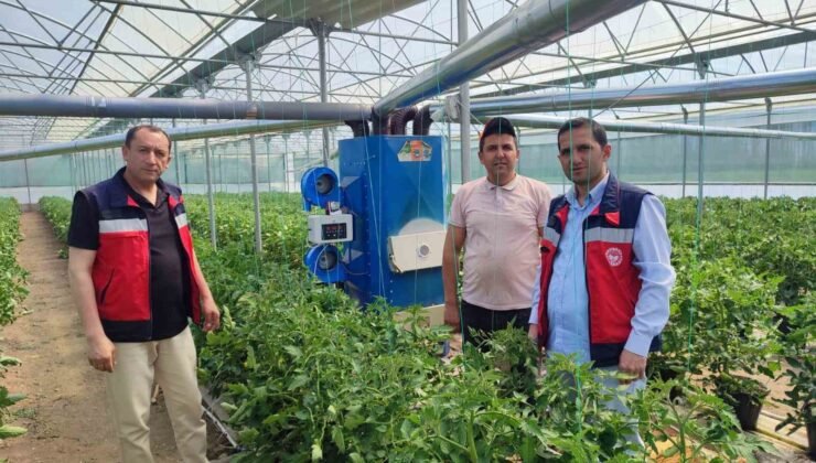 Simav’da topraksız seraya geçiş yapan üreticilere teknik bilgi verildi