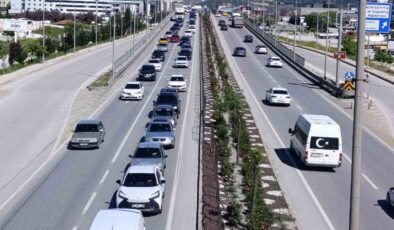 Tatilcilerin dönüş yoluna geçmesiyle Afyonkarahisar’da trafik yoğunluğu başladı