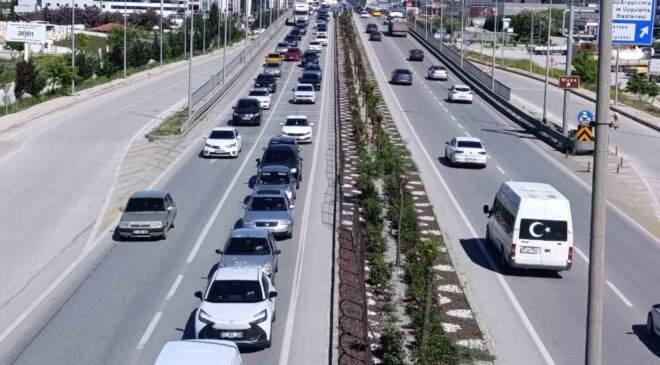 Tatilcilerin dönüş yoluna geçmesiyle Afyonkarahisar’da trafik yoğunluğu başladı